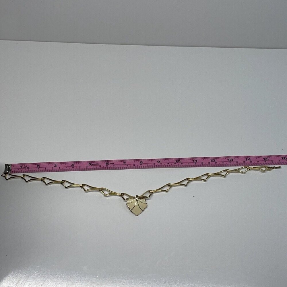 Vintage Monet White Enamel Shell Pendant Choker‎ on Elegant Goldtone Chain N2 - Picture 9 of 12